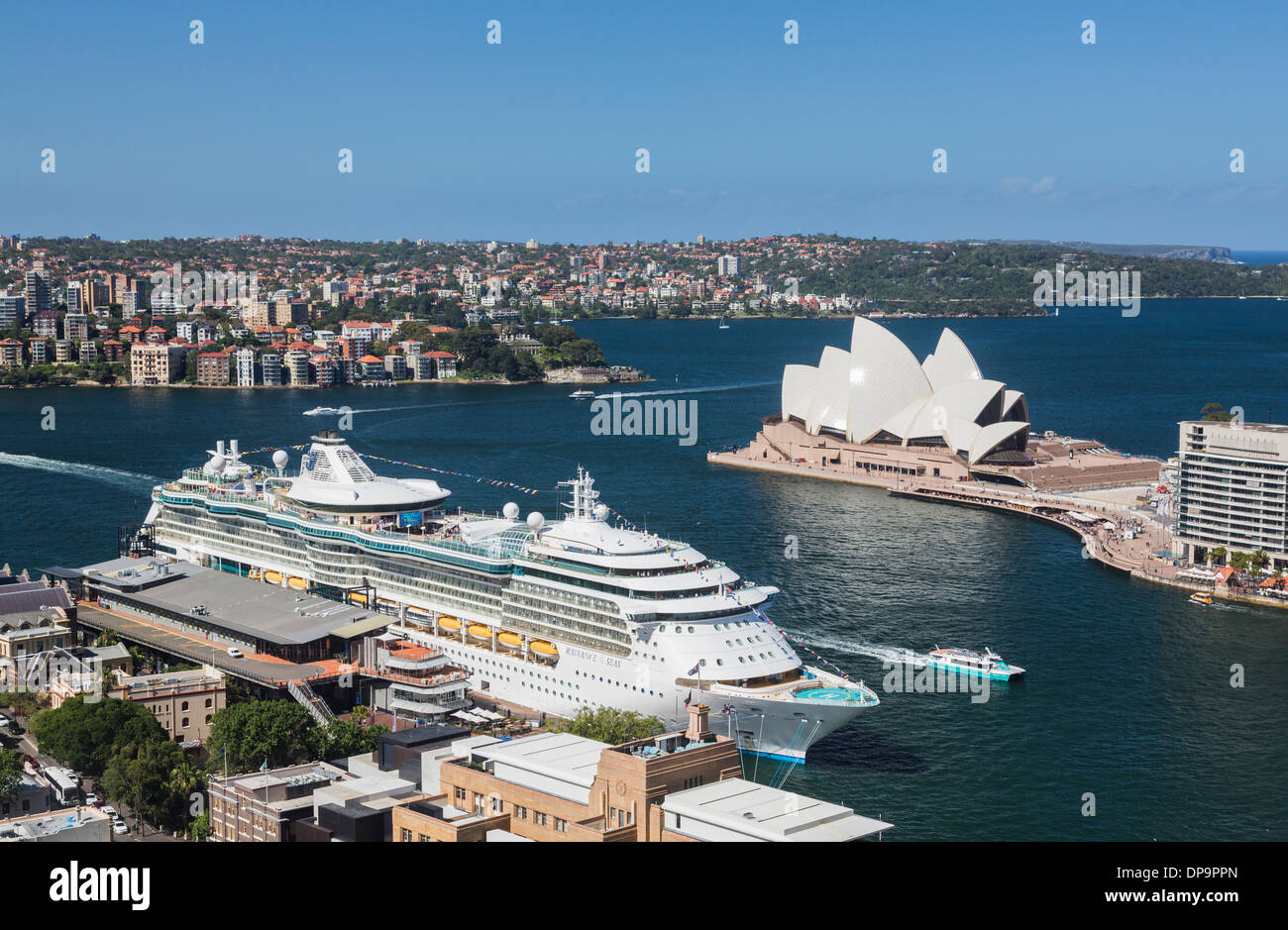 Puerto de Sydney con un barco de cruceros atracan en el puerto, Australia Foto de stock