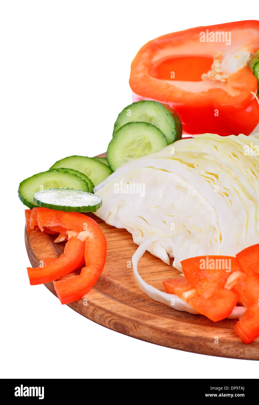 Un tazón de coleslaw con ensalada de repollo desmenuzado y pepinos, zanahorias, pimientos Foto de stock
