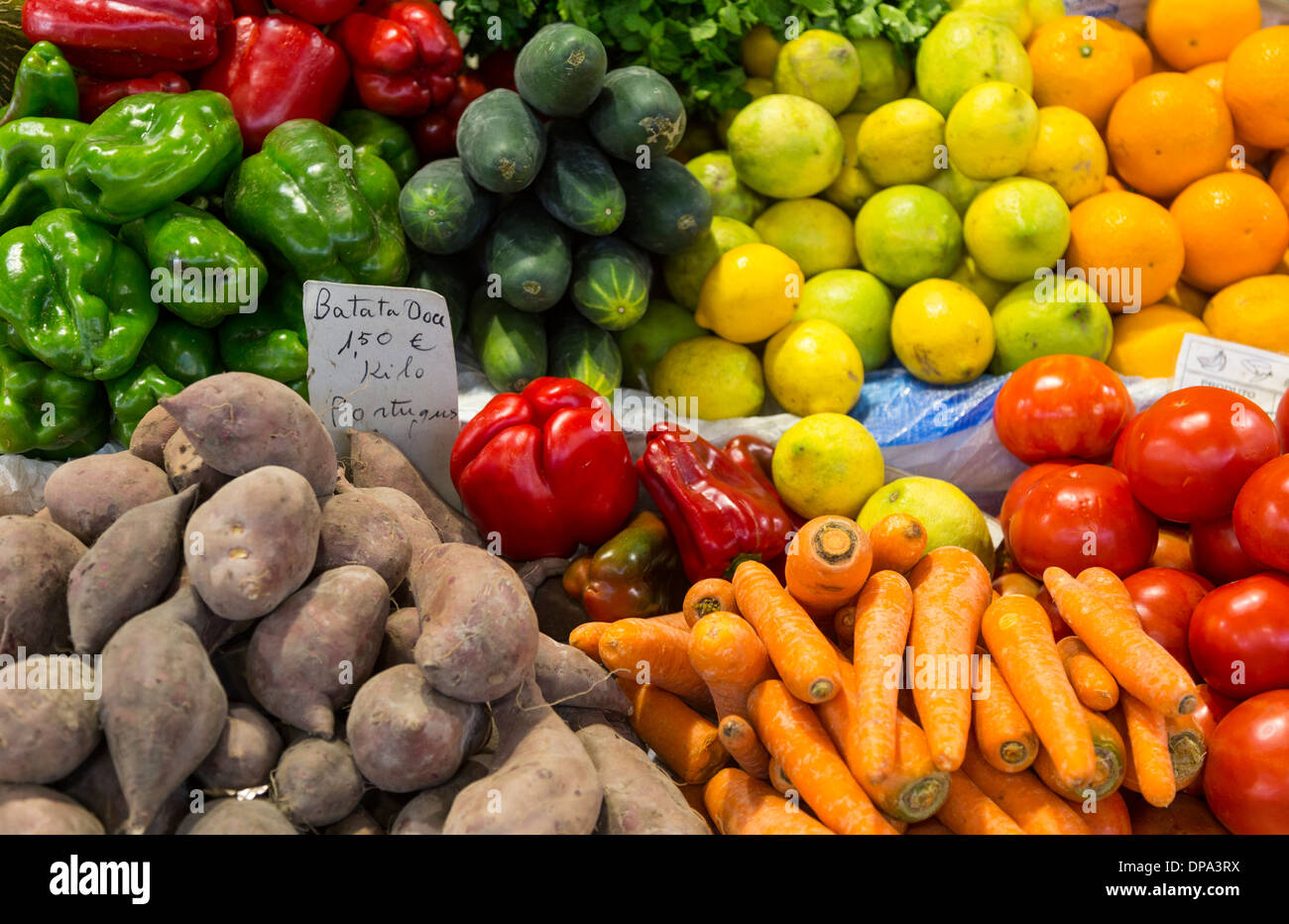 Frutas y hortalizas frescas a la venta en el mercado de Loulé, Algarve, Portugal Foto de stock
