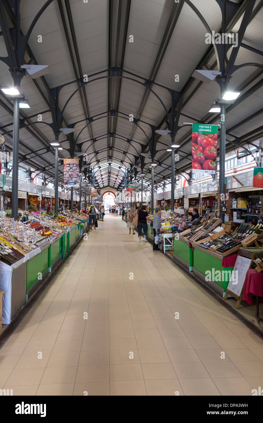 Interior del mercado de Loulé, Algarve, Portugal Foto de stock