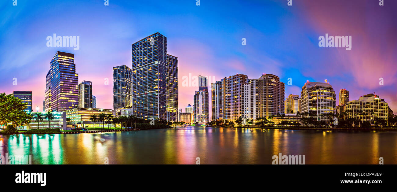 Horizonte de Miami, Florida, EE.UU. en Brickell Key y al Miami River. Foto de stock