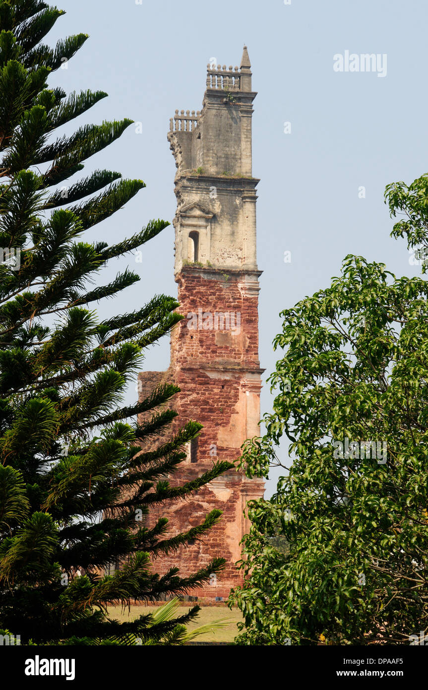 La torre de San Agustín, parte de las ruinas de la Iglesia de Nuestra Señora de Gracia en Tiswadi, la Vieja Goa, India Foto de stock