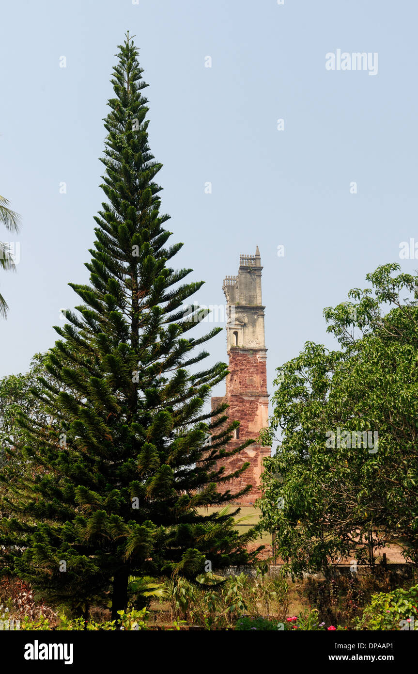 La torre de San Agustín, parte de las ruinas de la Iglesia de Nuestra Señora de Gracia en Tiswadi, la Vieja Goa, India Foto de stock