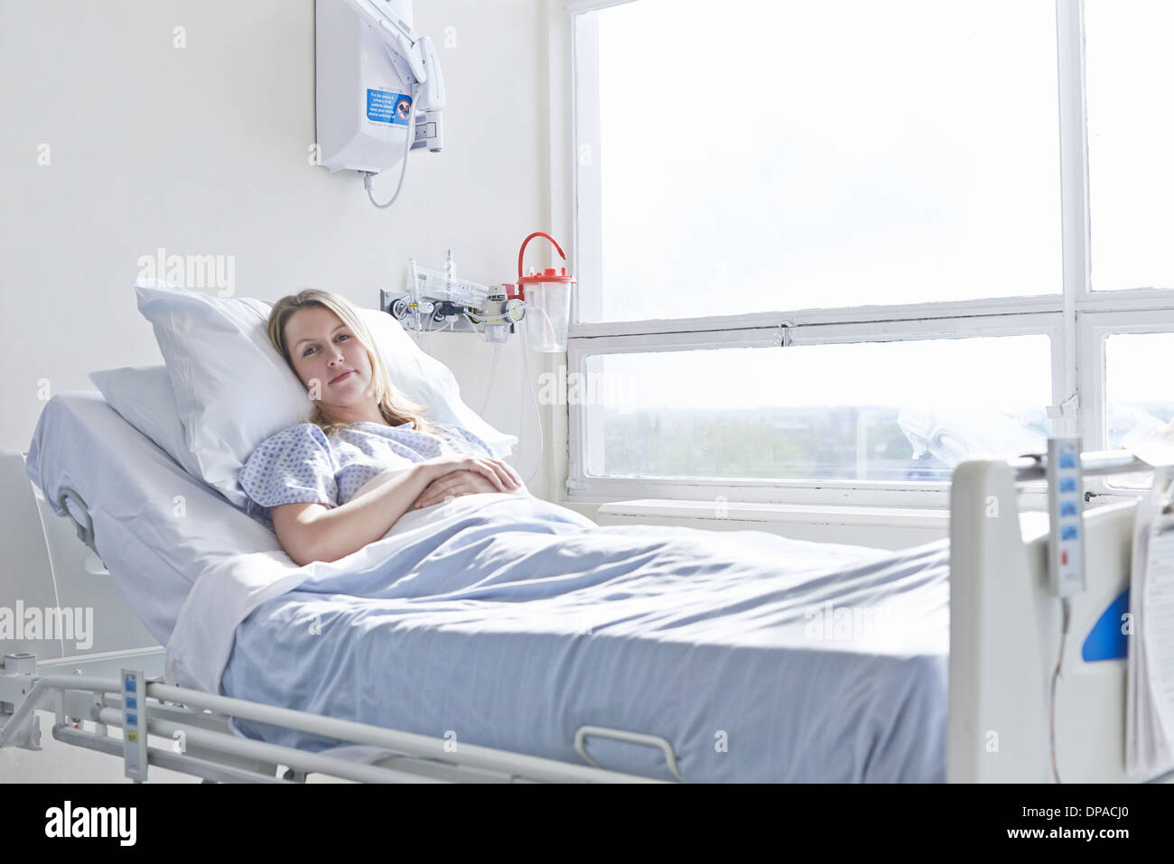 Paciente tumbado en la cama del hospital Foto de stock