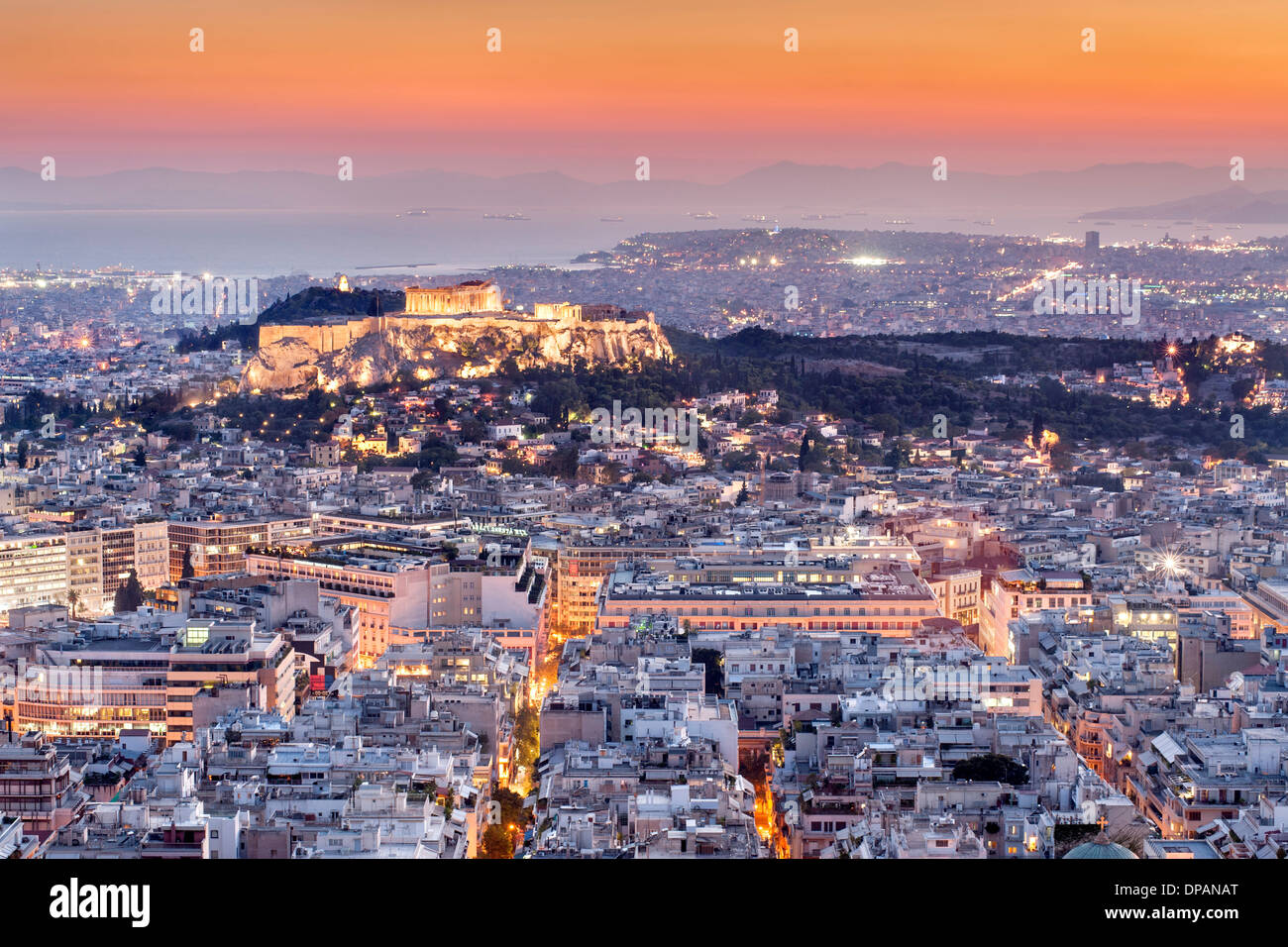 Vista del atardecer el Partenón y la Acrópolis de Atenas, la capital de Grecia. Foto de stock