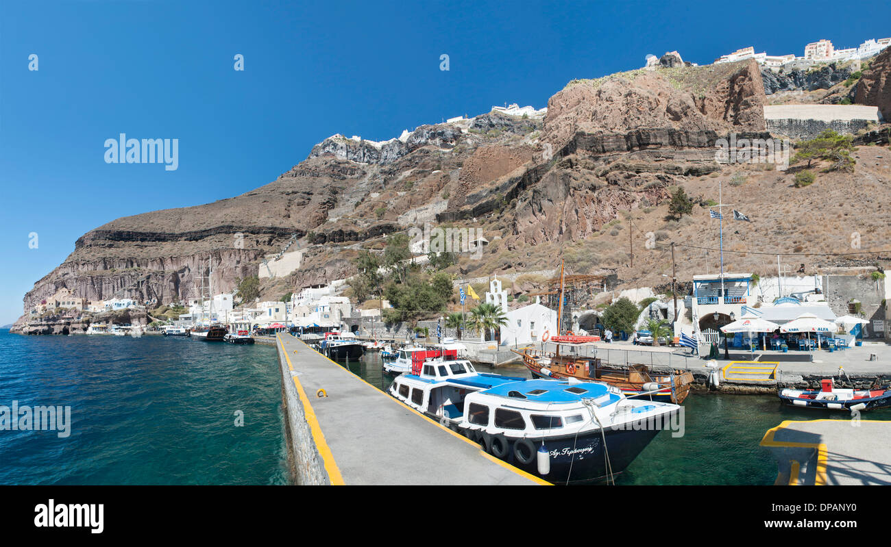 El viejo puerto de Fira en la isla griega de Santorini. Foto de stock