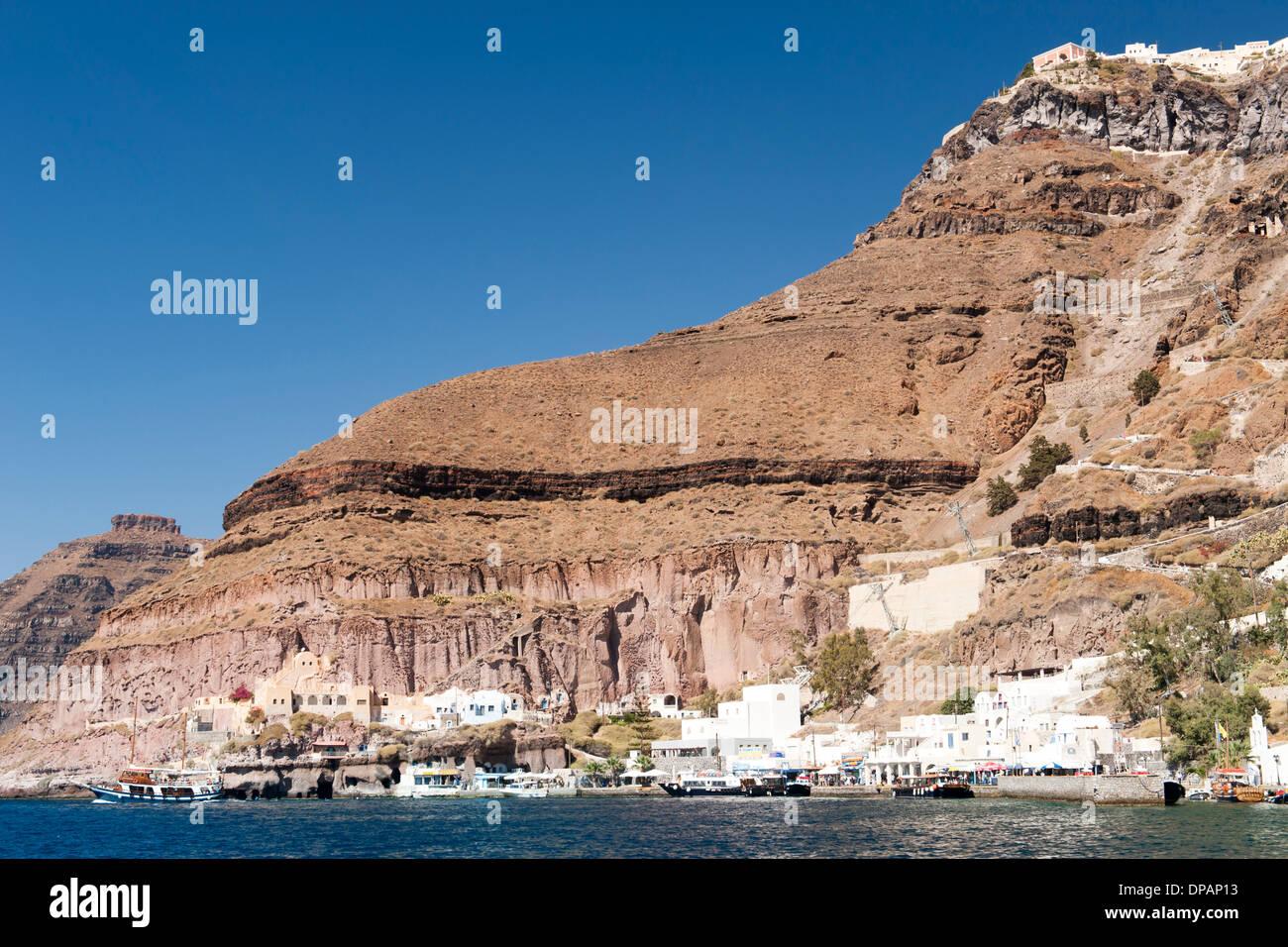 El viejo puerto de Fira en la isla griega de Santorini. Foto de stock