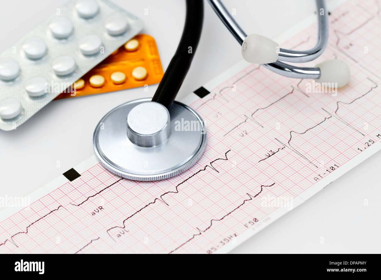 Electrocardiograma realizado con estetoscopio y pastillas de cardio Foto de stock