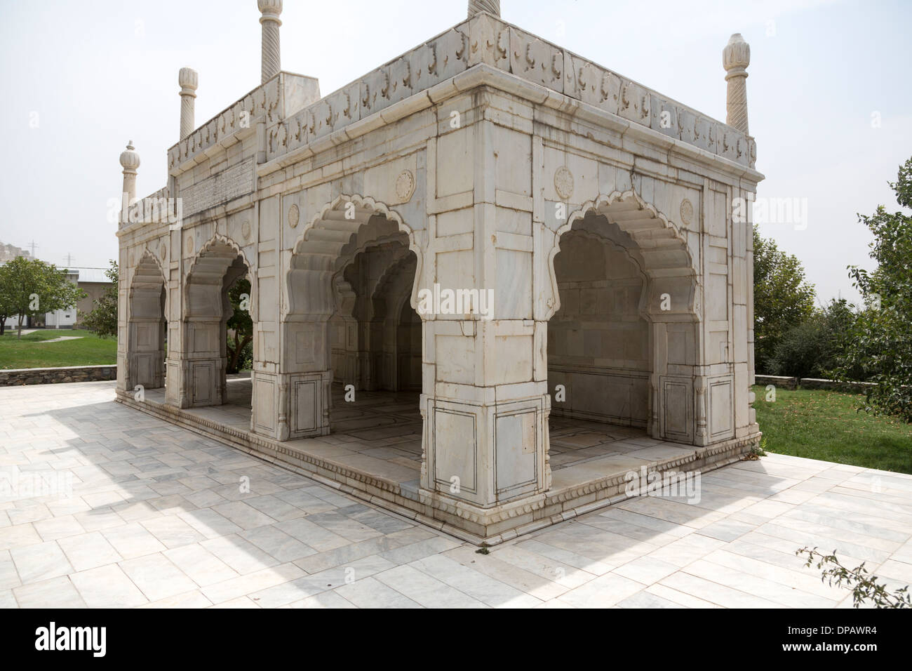 La mezquita de Shah Jahan en los jardines de Babur, localmente llamados Bagh-e Babur, un parque histórico en Kabul, Afganistán. Foto de stock