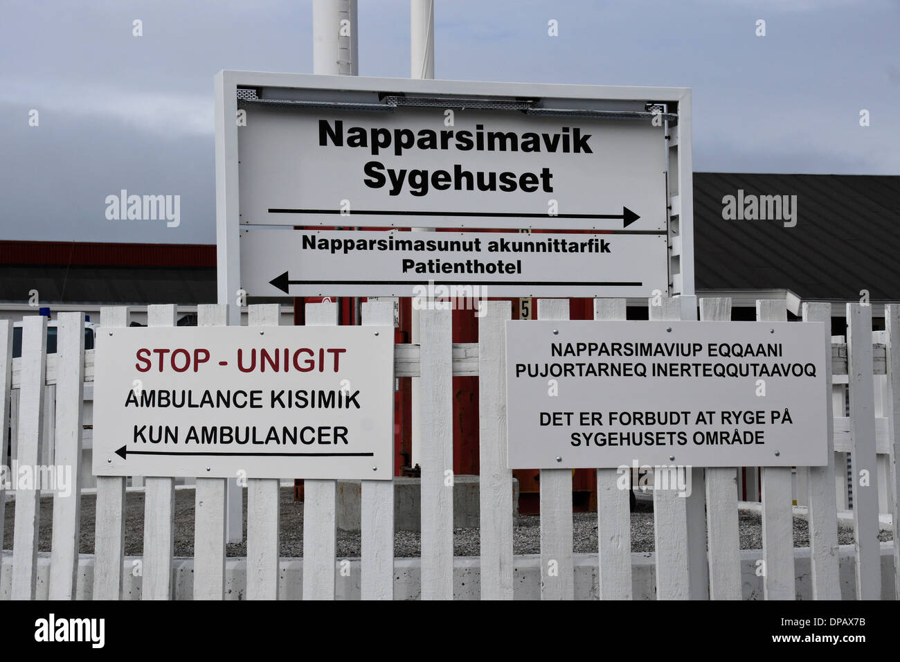 Señales fuera del hospital en groenlandés y danés idiomas, Ilulissat, Groenlandia occidental Foto de stock