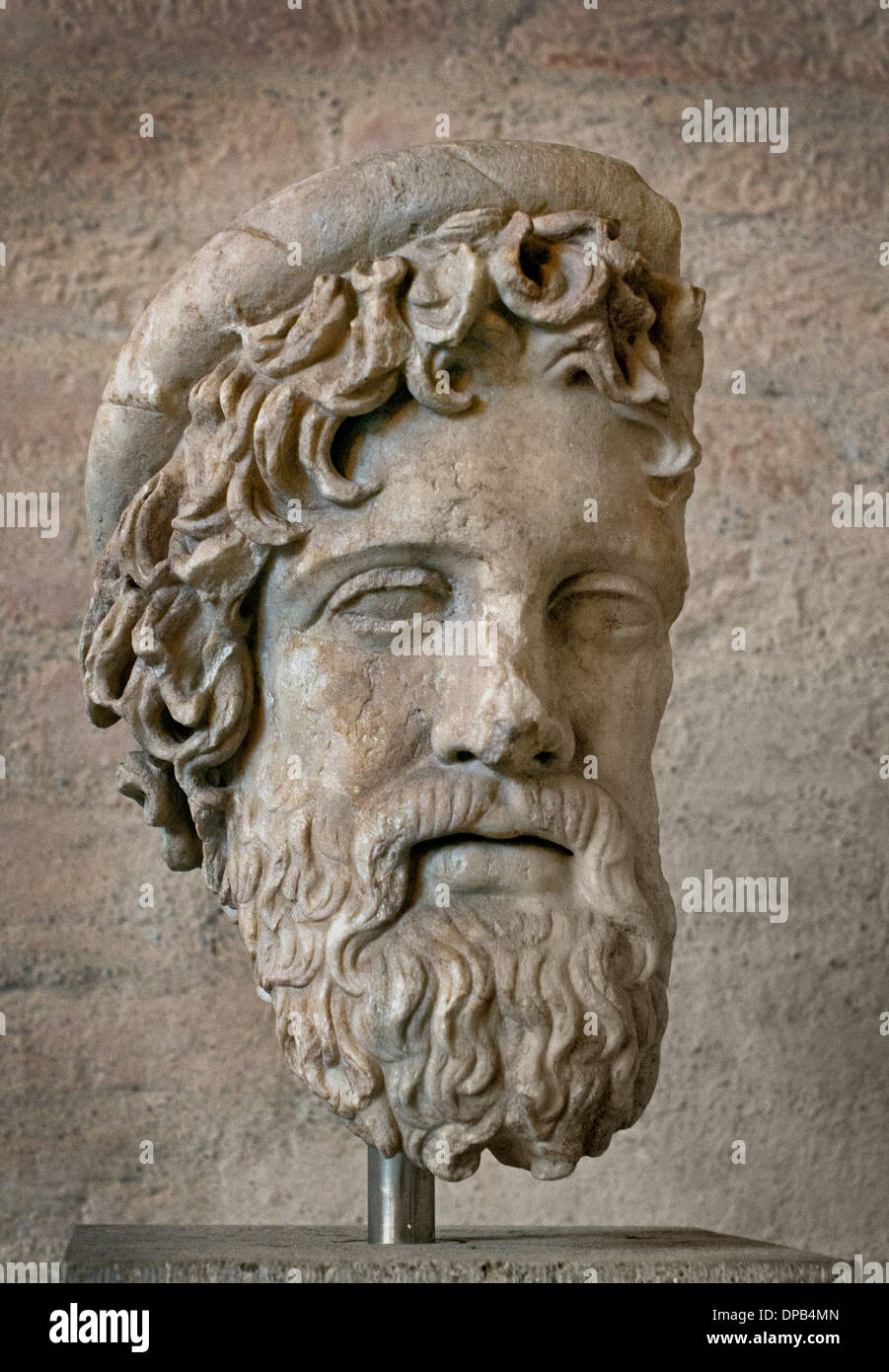 Cabeza de Asclepio ( Dios de la medicina curativa y rejuvenecimiento médicos ) copia después de una estatua de 420-410 BC Griego Grecia Foto de stock