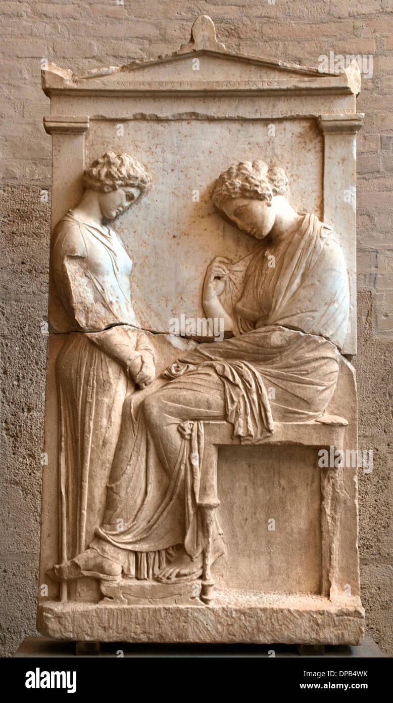 Estela funeraria de Mnesarete una joven se enfrenta a la mujer muerta Inscripción (hija de Sócrates) Attica Grecia griego 380 A.C. Foto de stock