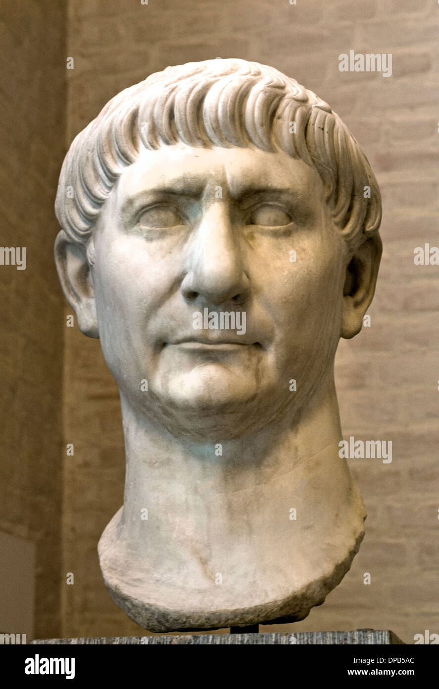 Antiguo busto romano del emperador trajano fotografías e imágenes de