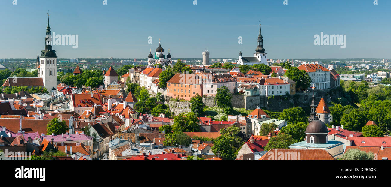 Panorama de la Ciudad Vieja de Tallin, Estonia, en verano Foto de stock