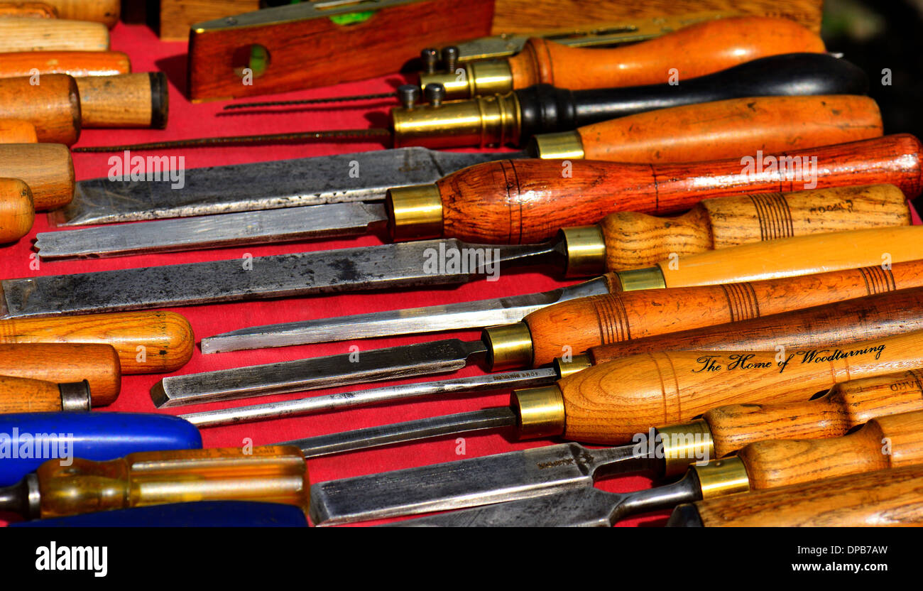 Selección de viejas herramientas para trabajar la madera aparece en un puesto en el mercado Foto de stock