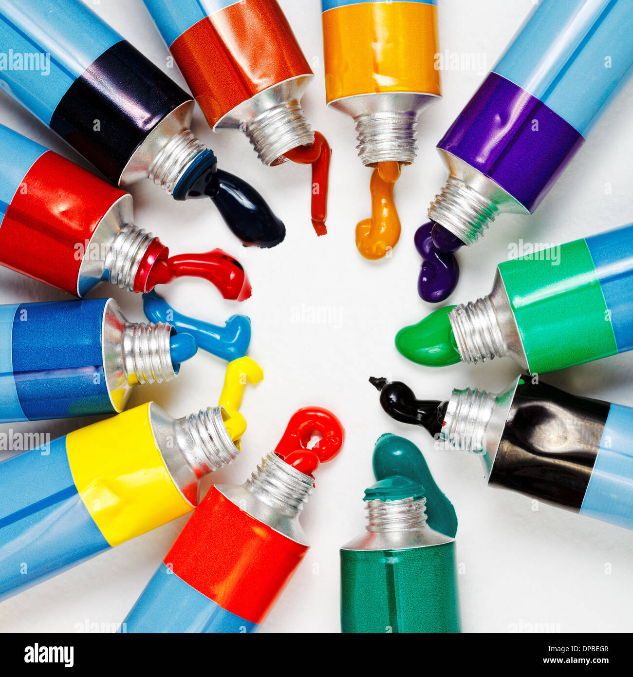 Muchos tubos multicolores con exprimido acuarelas Foto de stock