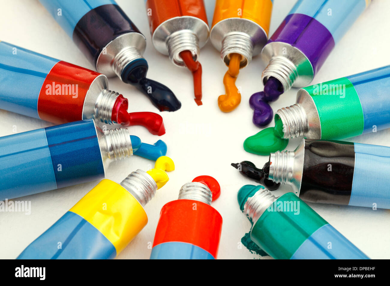 Varios tubos multicolores con exprimido acuarelas Foto de stock