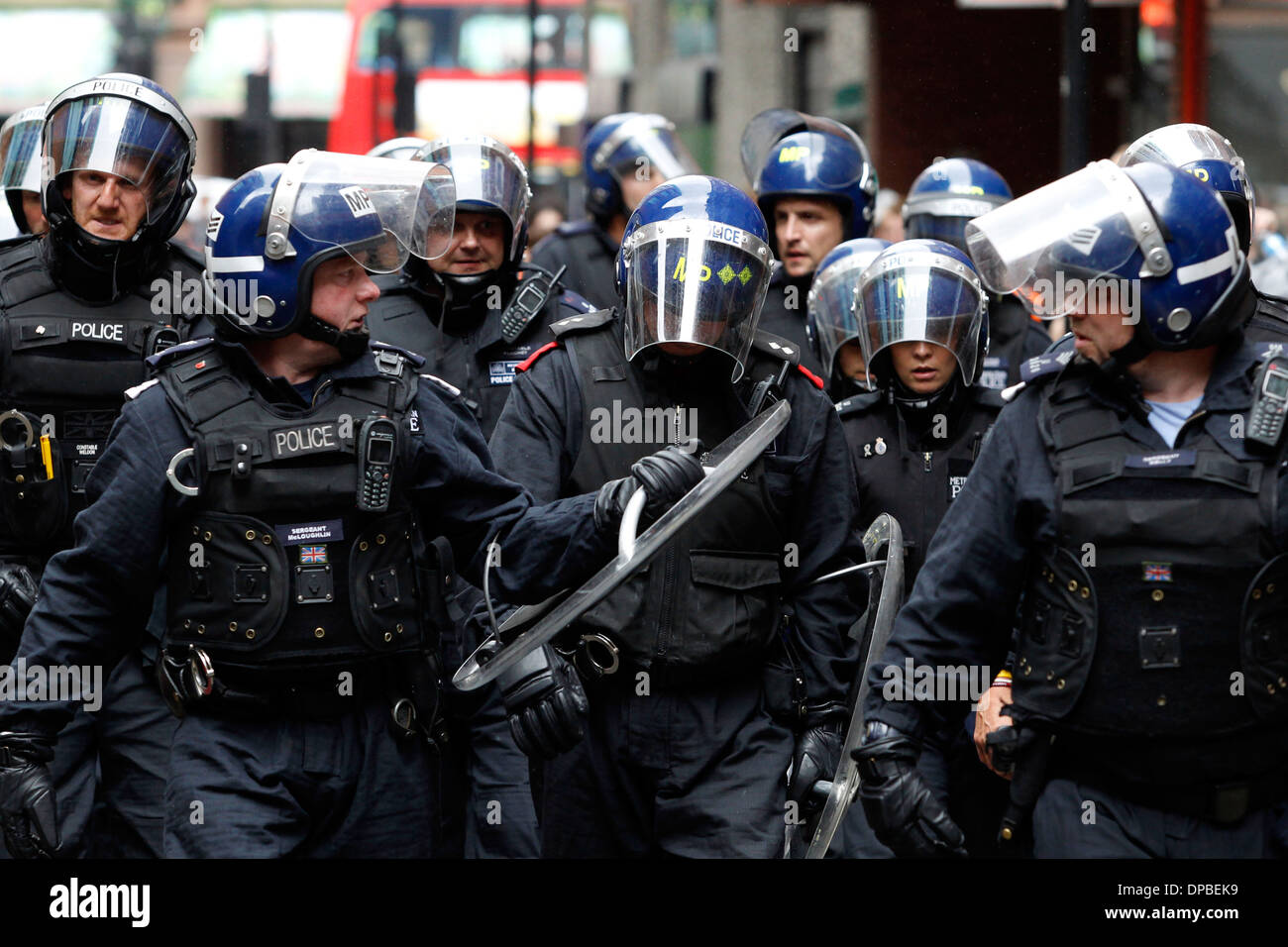La policía metropolitana chocan con manifestantes en Golden Square en Londres, Gran Bretaña el 11 de junio de 2013. Cientos de policías antidisturbios sur Foto de stock