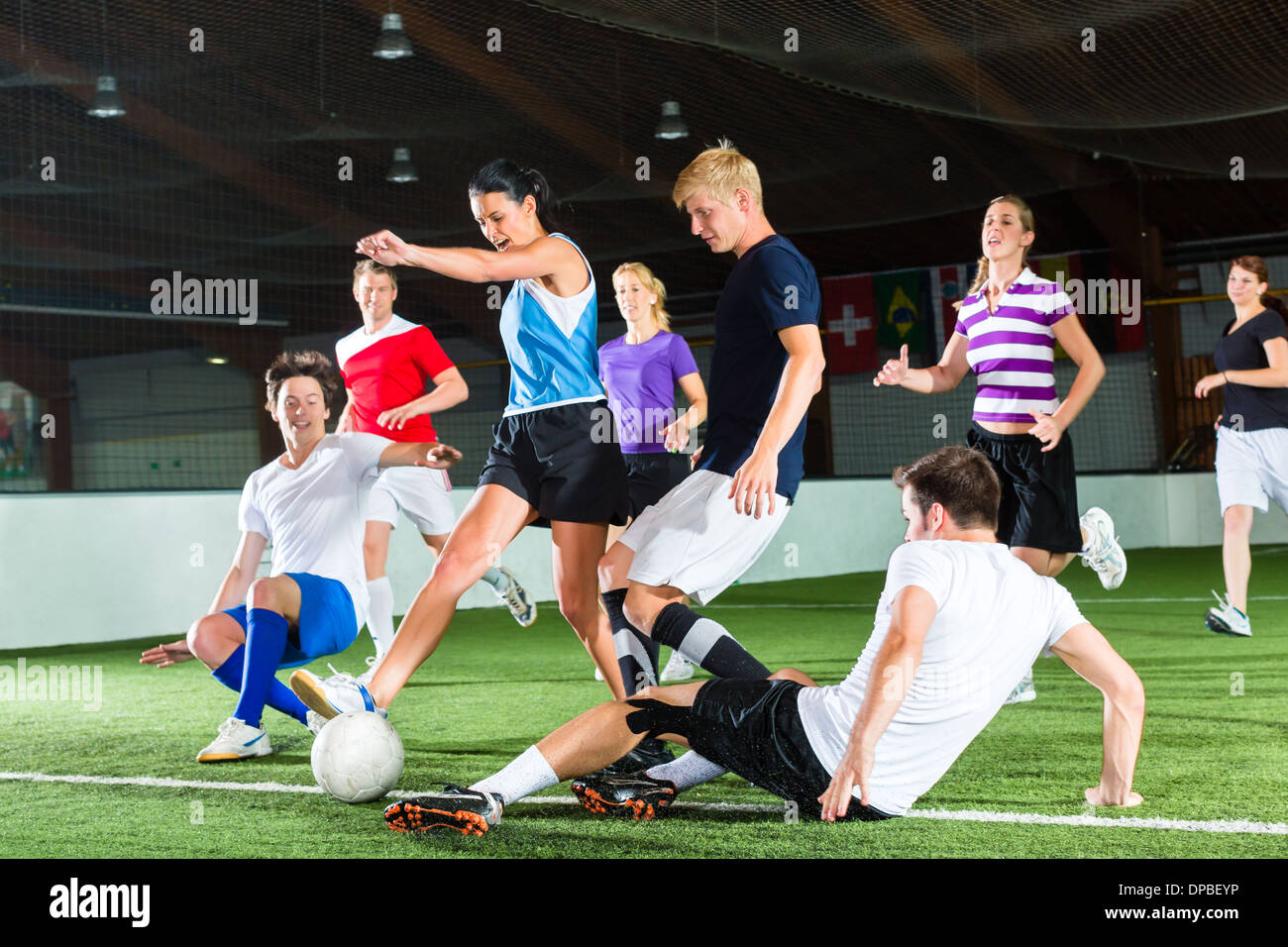 Los hombres y las mujeres en el deporte mixto equipo jugando al fútbol o al  fútbol indoor y tratando de puntuación objetivo Fotografía de stock - Alamy