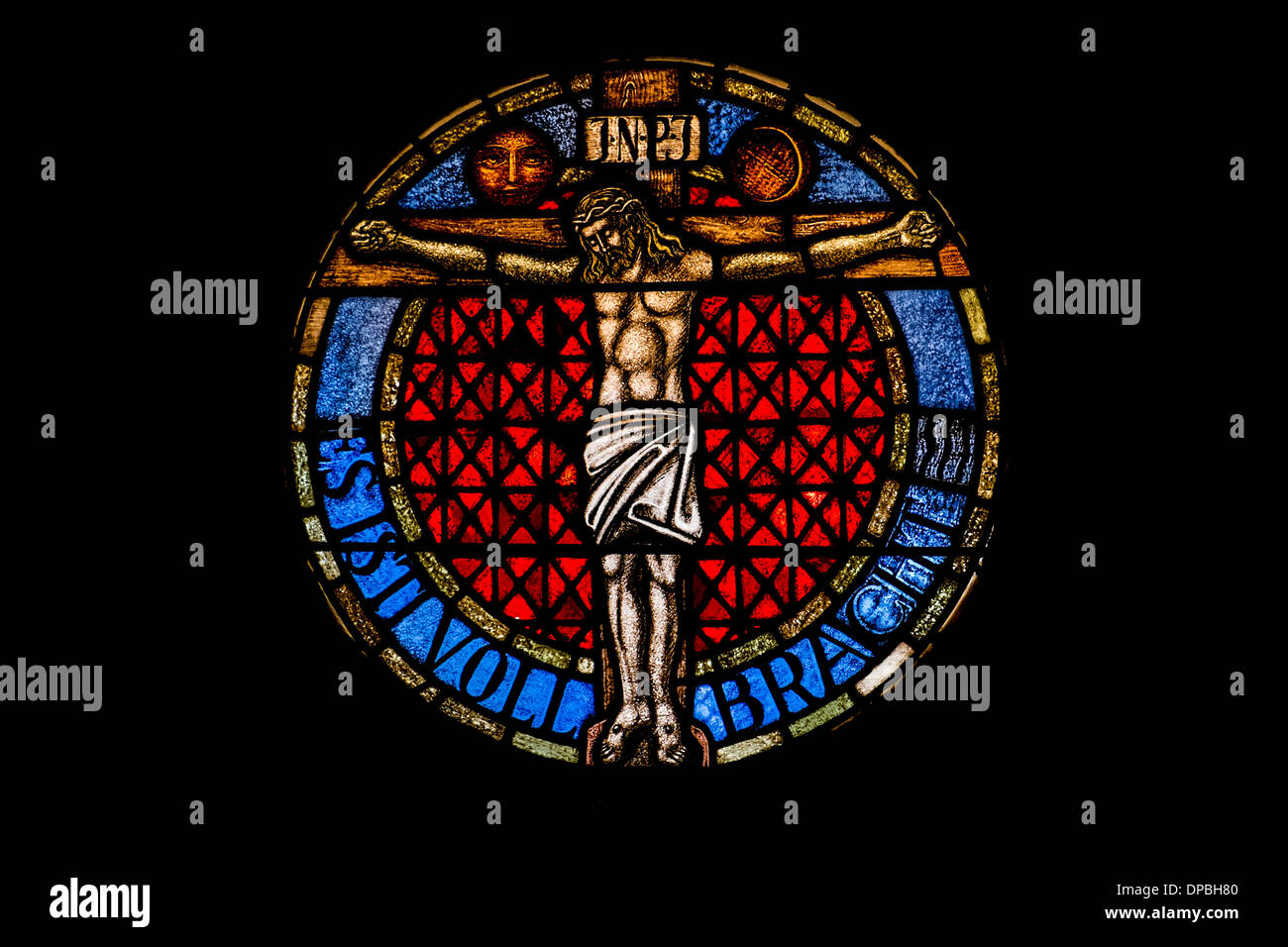 Ronda vidriera en la iglesia luterana de sessenheim mostrando a Jesús en la cruz y un texto : es cumplido  Foto de stock