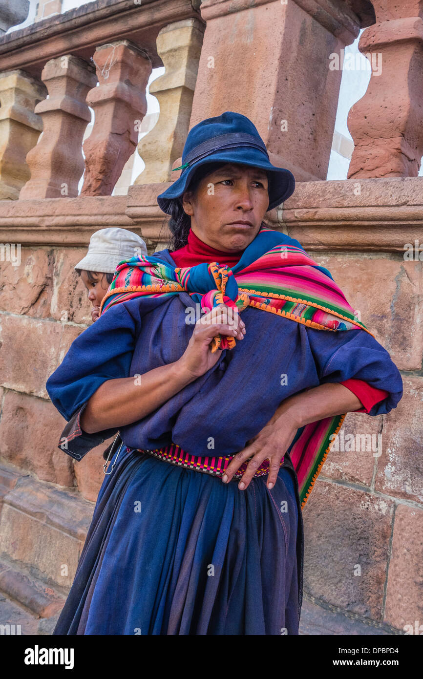 Una mujer indígena vestida con ropa tradicional lleva a su bebé sobre su  espalda envuelto en un colorido mantón Fotografía de stock - Alamy