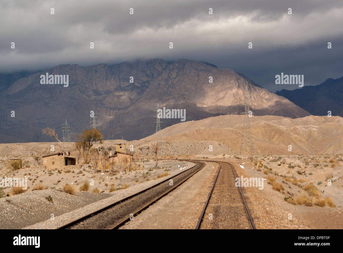 Las vías ferroviarias, túneles y puentes de Bolan Pass en la provincia de Beluchistán de Pakistán Foto de stock
