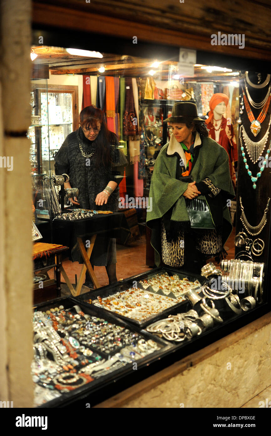 Mujer tiendas de antigüedades en Venecia Italia Foto de stock