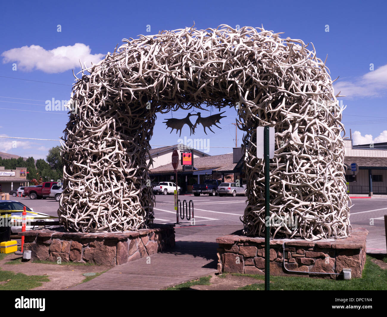 El arco de la cornamenta de ciervo en la plaza de la ciudad de Jackson Hole, Wyoming, EE.UU. Foto de stock