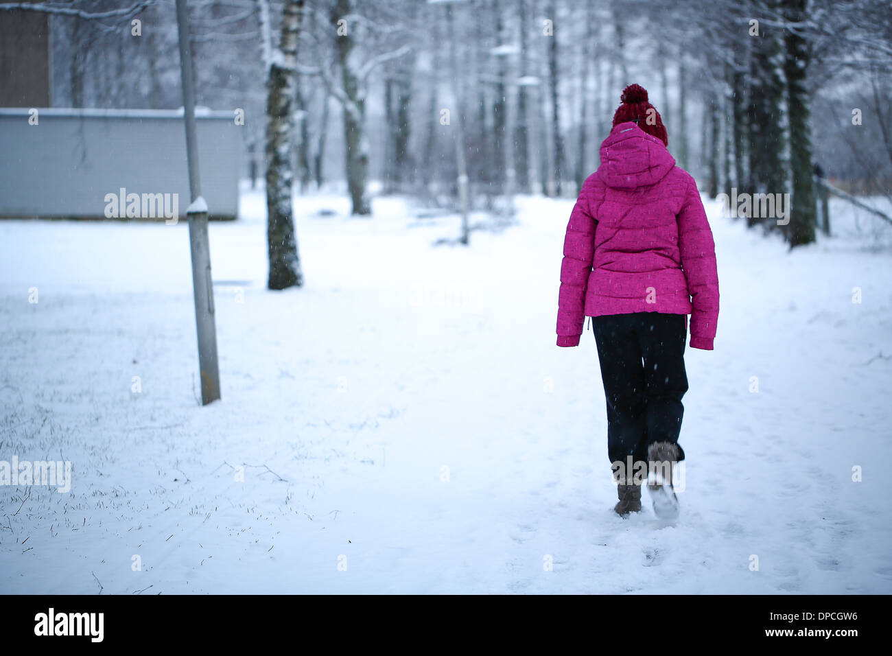 Feliz Asiática Chica Caminando En Camino De Nieve. Mujer Con