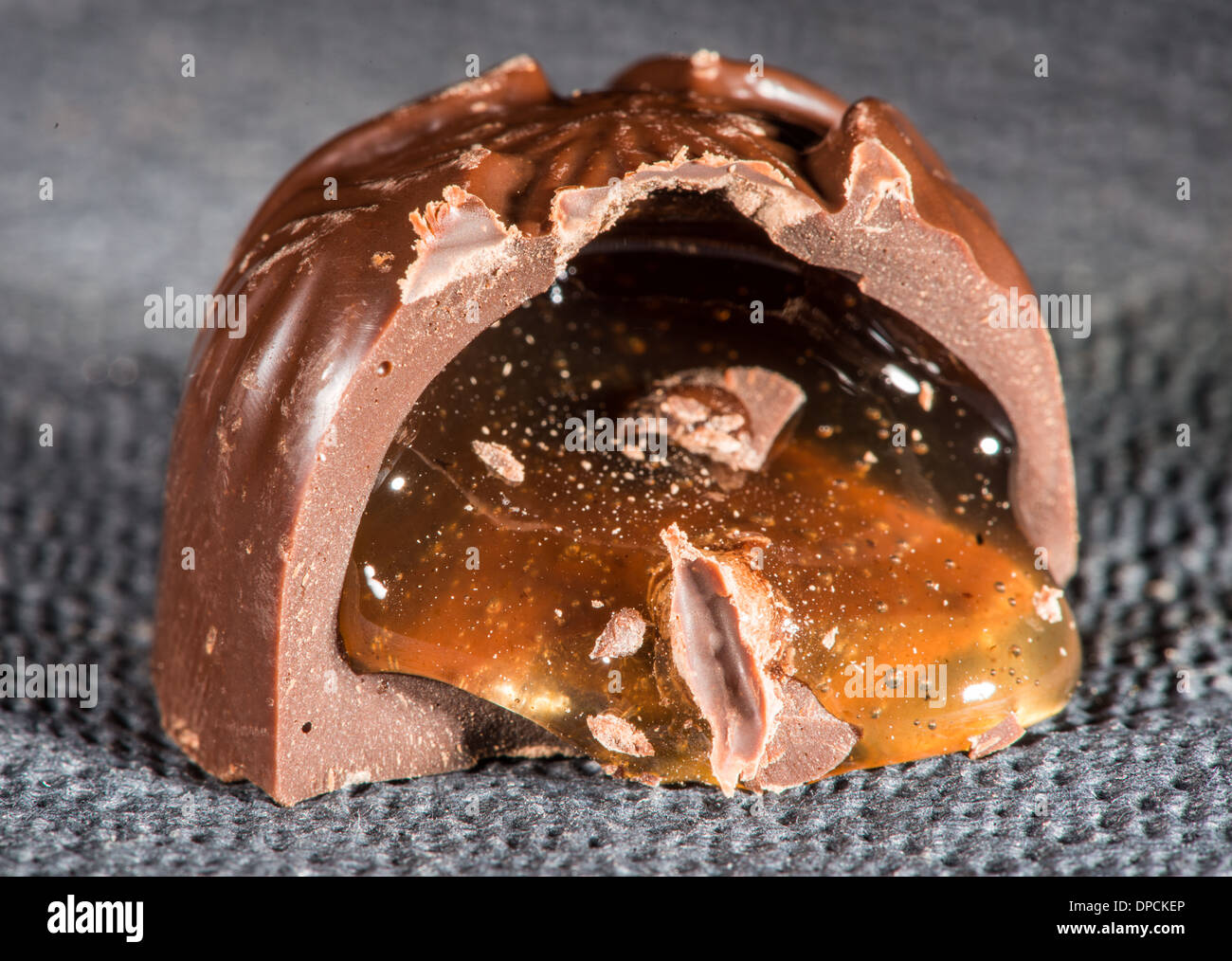 Bombón de chocolate y crema de relleno en una servilleta negra Foto de stock
