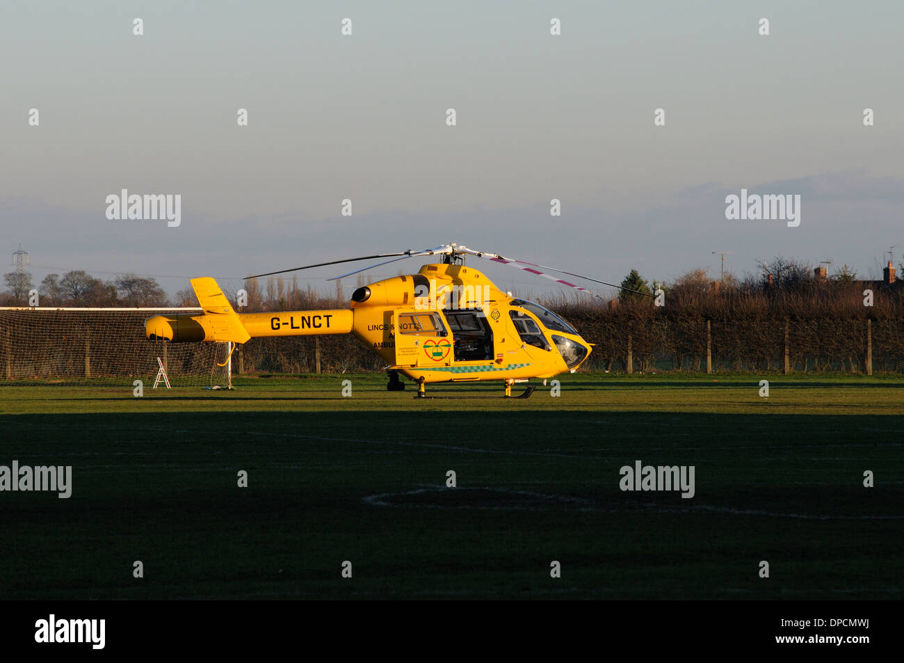 La Lincs & Notts asistiendo a una ambulancia aérea emergancy durante un partido de fútbol en Stamford, Lincolnshire, Reino Unido. Foto de stock