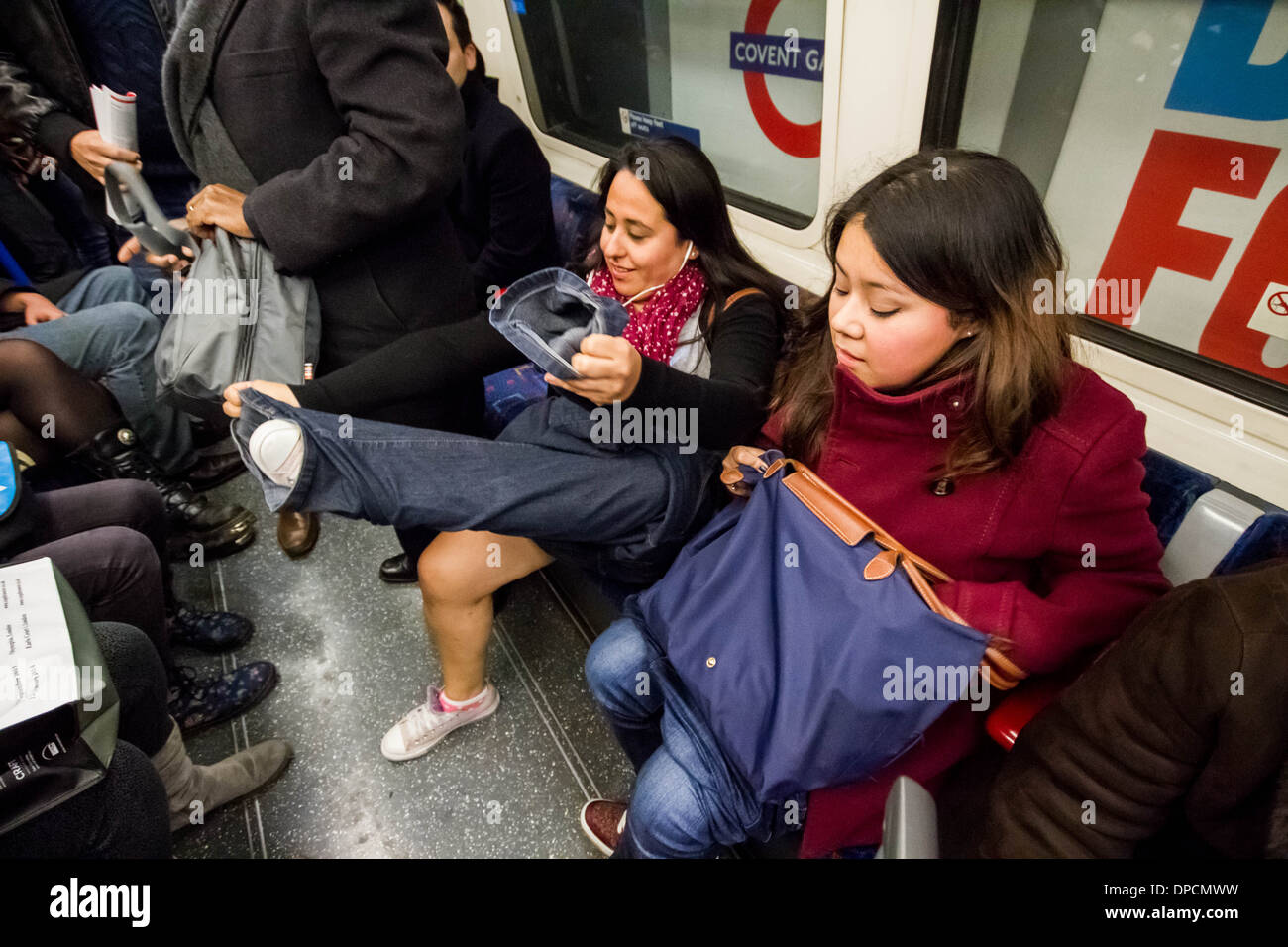 Sin pantalones en Metro (No Pants Subway Ride) 2014 en Londres Foto de stock