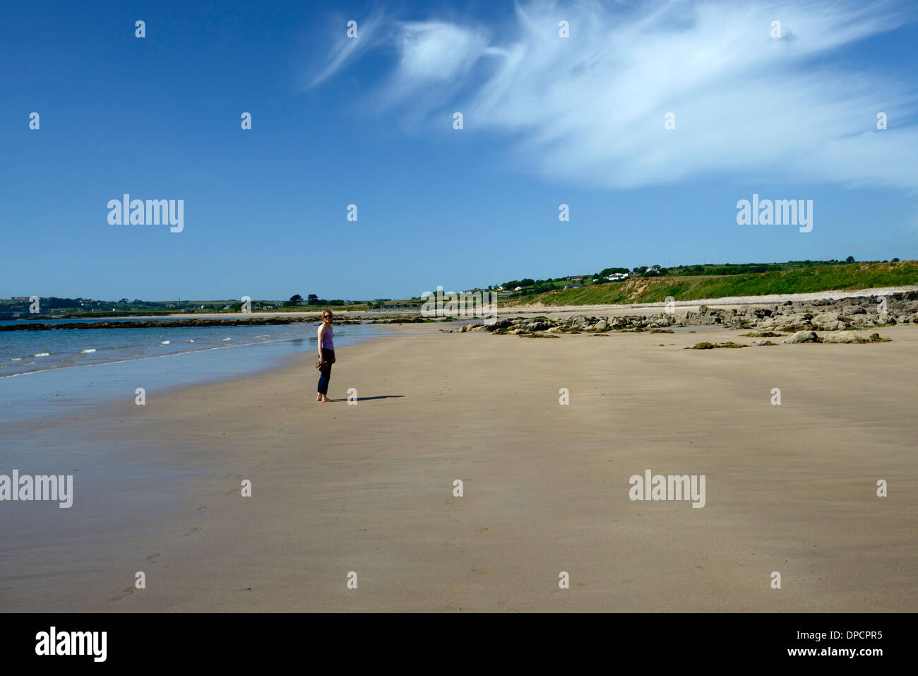 Ardmore bay waterford Irlanda verano lone solo mujer están de pie en la playa Foto de stock