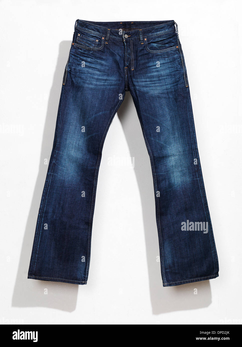 Mens blue jeans, pantalones de mezclilla con una sombra aislado sobre fondo blanco la pared Foto de stock