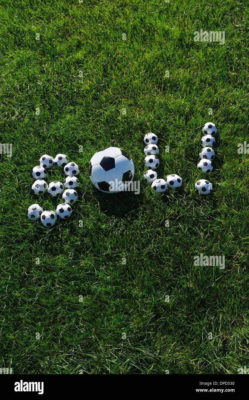 Concepto de fútbol, niños palabra juego de puzzle Fotografía de stock -  Alamy
