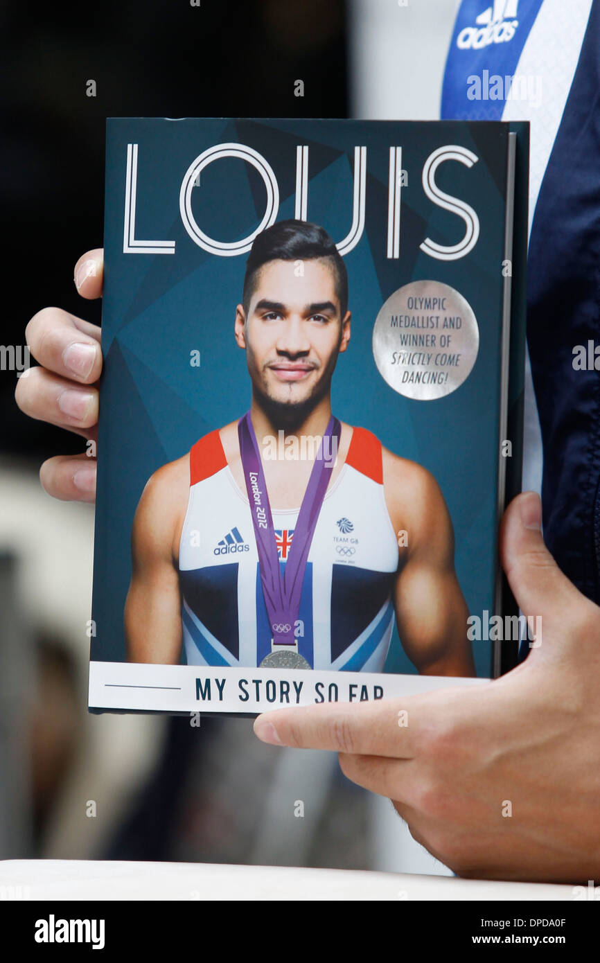 Louis Smith, Equipo de GB gimnasta, aparece en la tienda para firmar copias de su autobiografía, Louis: mi historia hasta ahora. Waterstones, Canarias Foto de stock