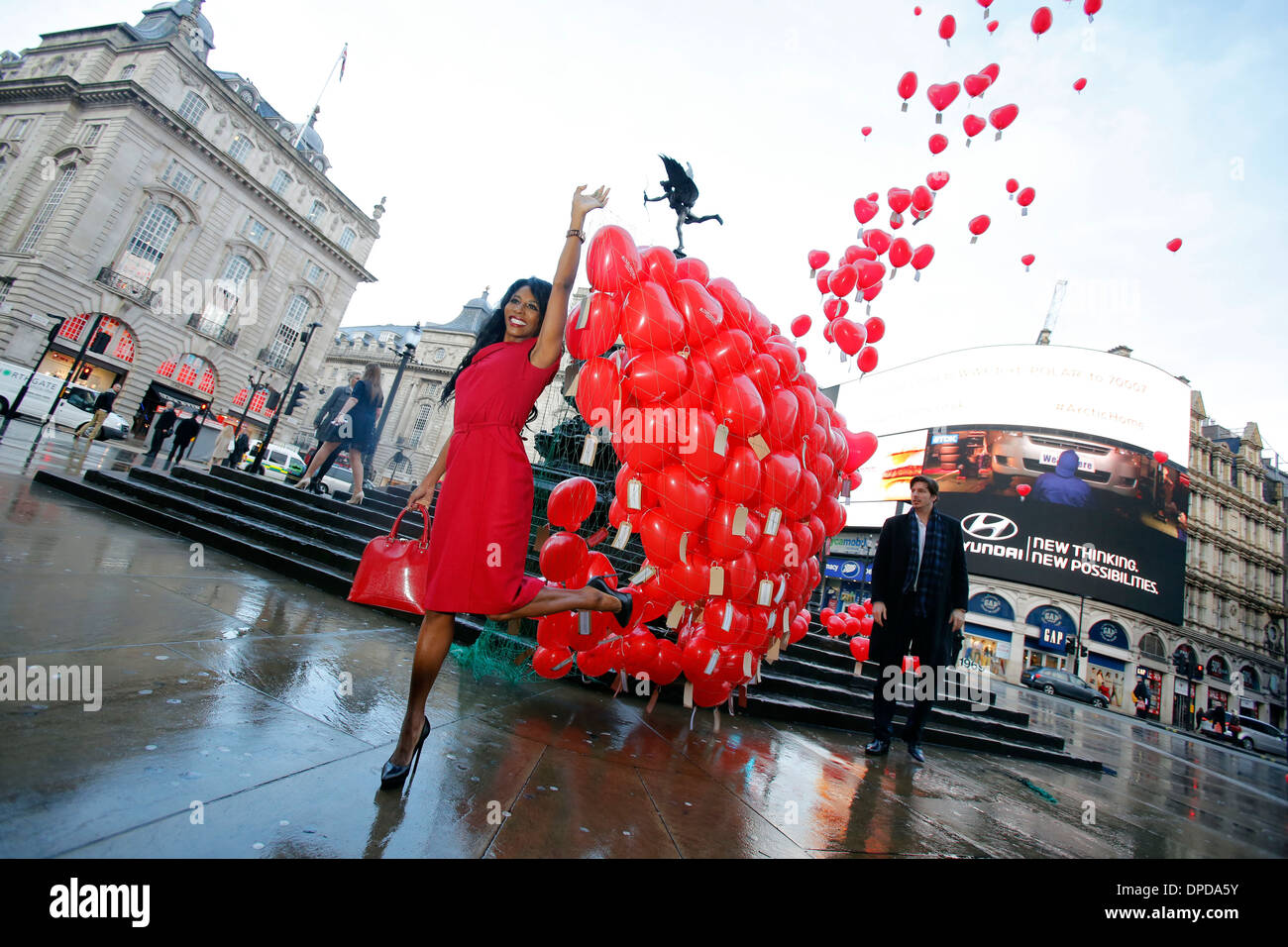 Cantante anglo-estadounidense que propone Sinitta plantea con globos rojos para un amor fotografía durante un día en Londres el día de San Valentín Foto de stock