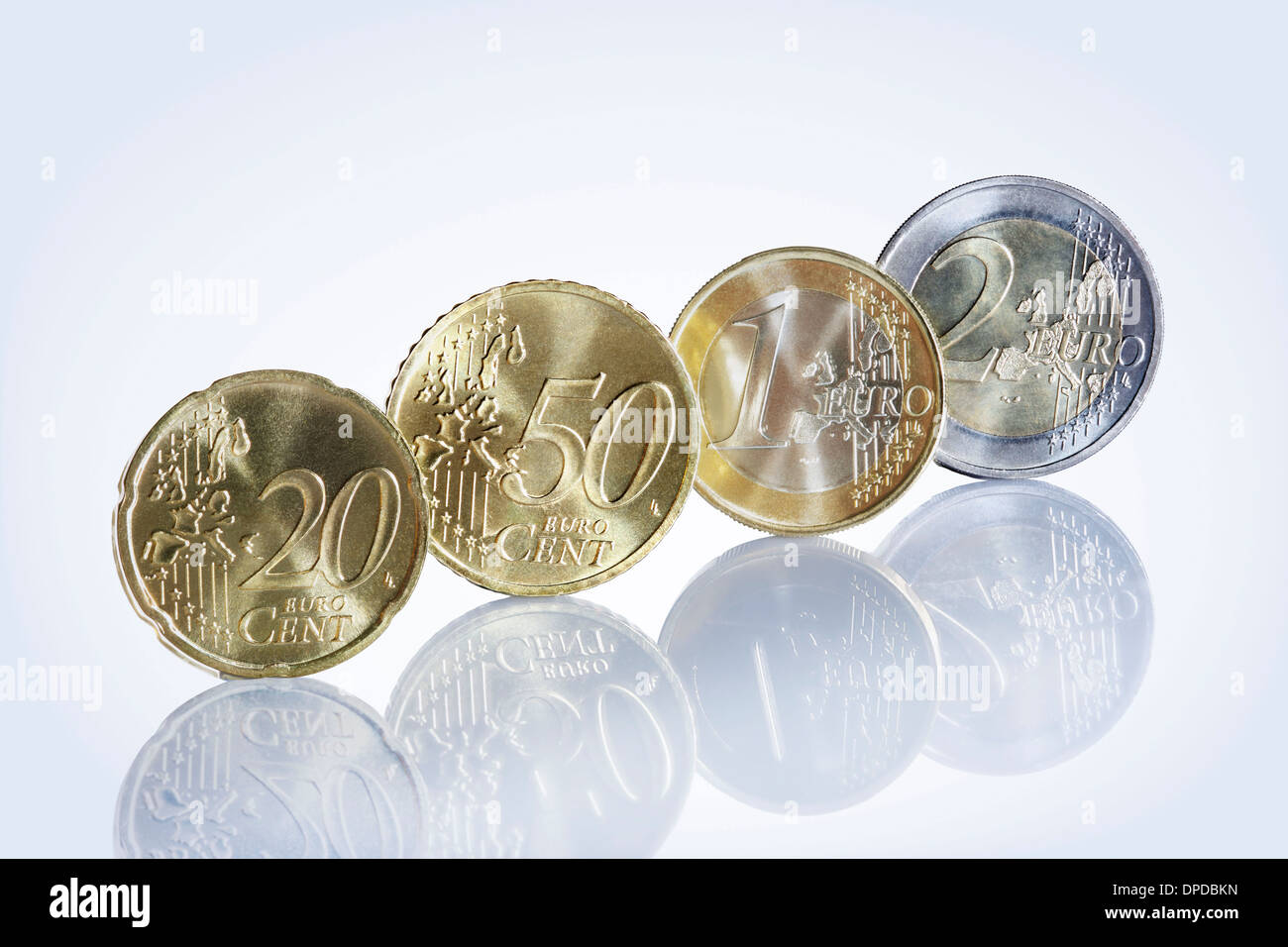Las monedas de euro en una fila Fotografía de stock - Alamy