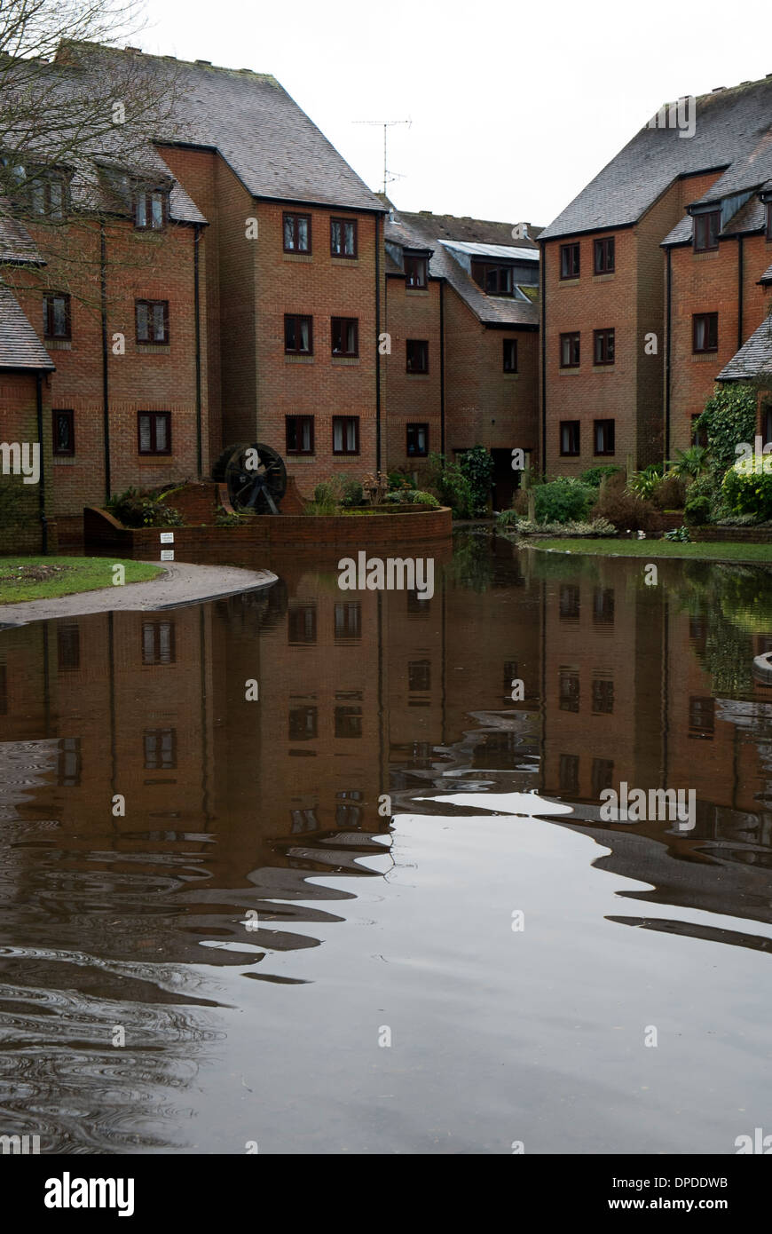 Calle inundada y bloques de apartamentos bajo el agua en Marlow Bucks UK Foto de stock