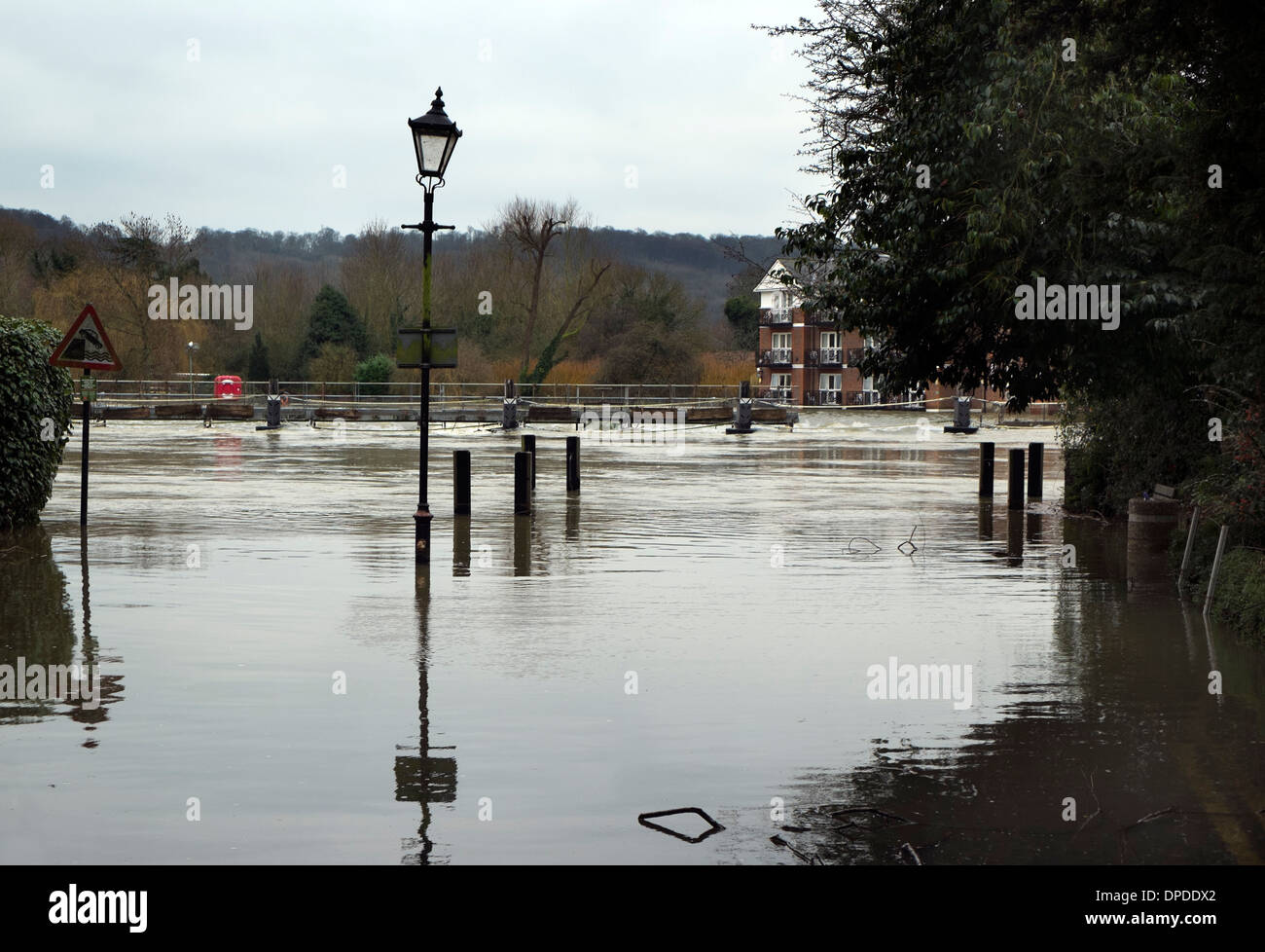 Inundaron el río Támesis por la calle St Peter Marlow Bucks UK Foto de stock