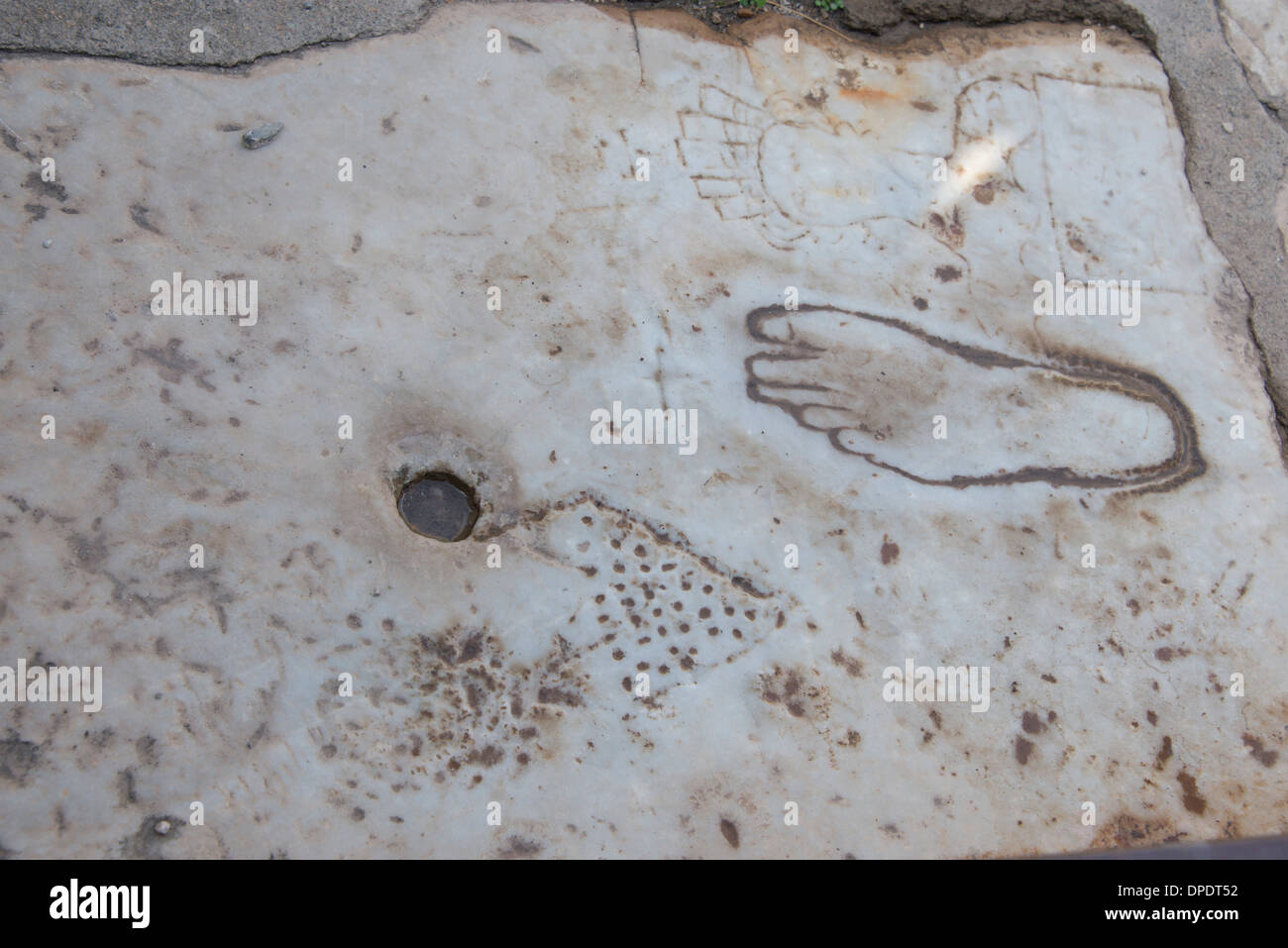 Turquía, Kusadasi, Efeso. Detalle de la supuesta burdel anuncio tallado en mármol. Foto de stock