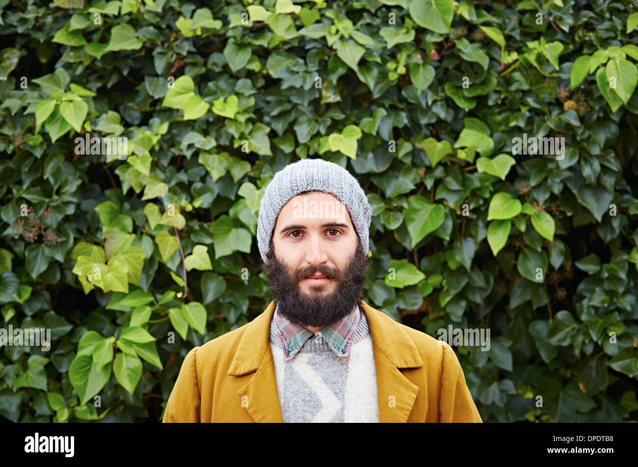 Sonriendo hipster barbado estudiante varón en Vintage ropas Foto de stock