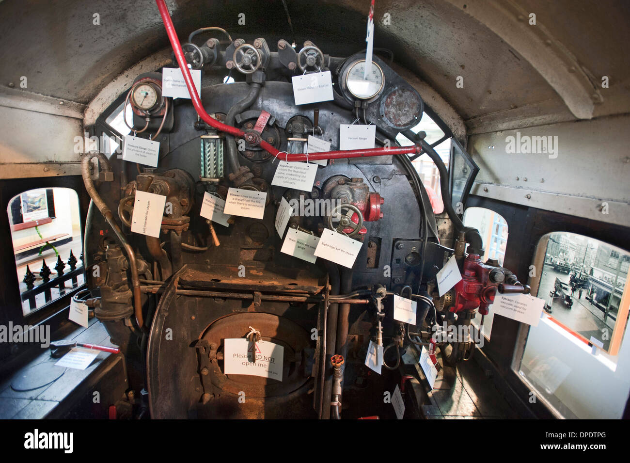 La cabina del conductor de una locomotora a vapor, con etiquetas que muestran cómo conducir. Foto de stock