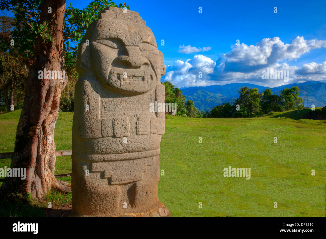 La antigua estatua y los Andes, el Parque Arqueológico de San Agustín en Colombia año 3000 estatuas de cultura desconocido Foto de stock