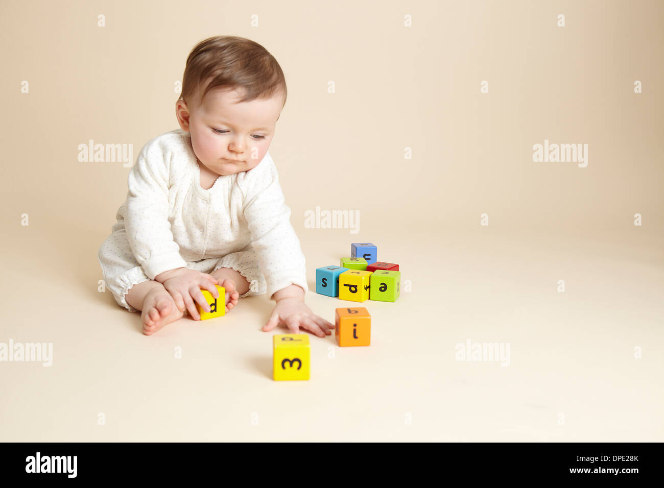 LOS JUGUETES SON PROPIEDAD LANZADO. Niña De Bebé (9 Meses) Jugando Con  Bloques De Juguete. Aislados En Blanco. Fotos, retratos, imágenes y  fotografía de archivo libres de derecho. Image 5943531