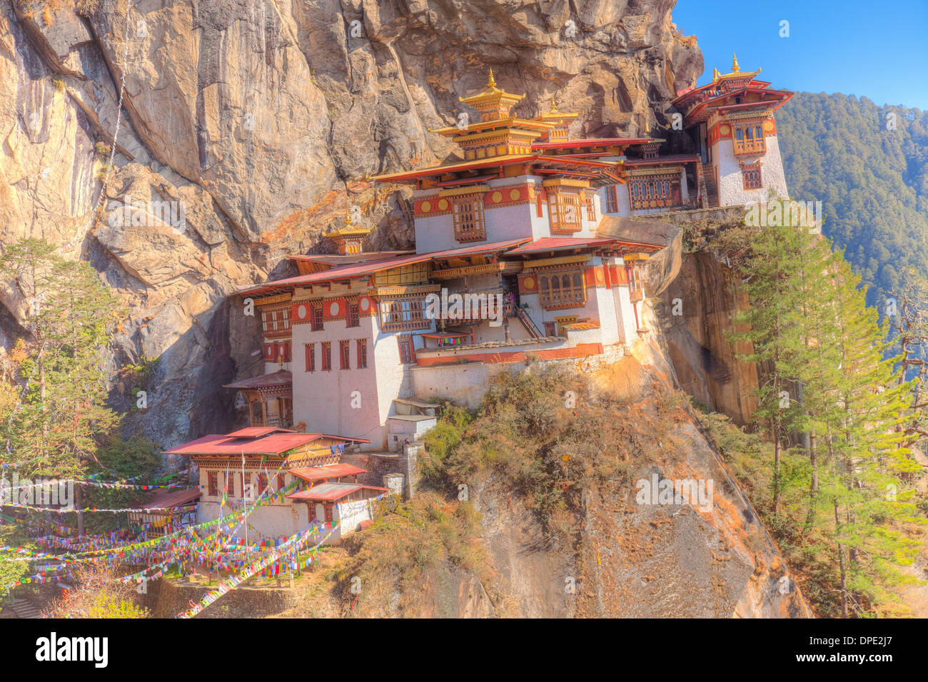 Los Tigres Nido Monasterio. Bhután, Himalaya, Montañas, Valle de paro. Taktshang Goemba. Encaramado a 3.000 pies por encima del valle de abajo Foto de stock