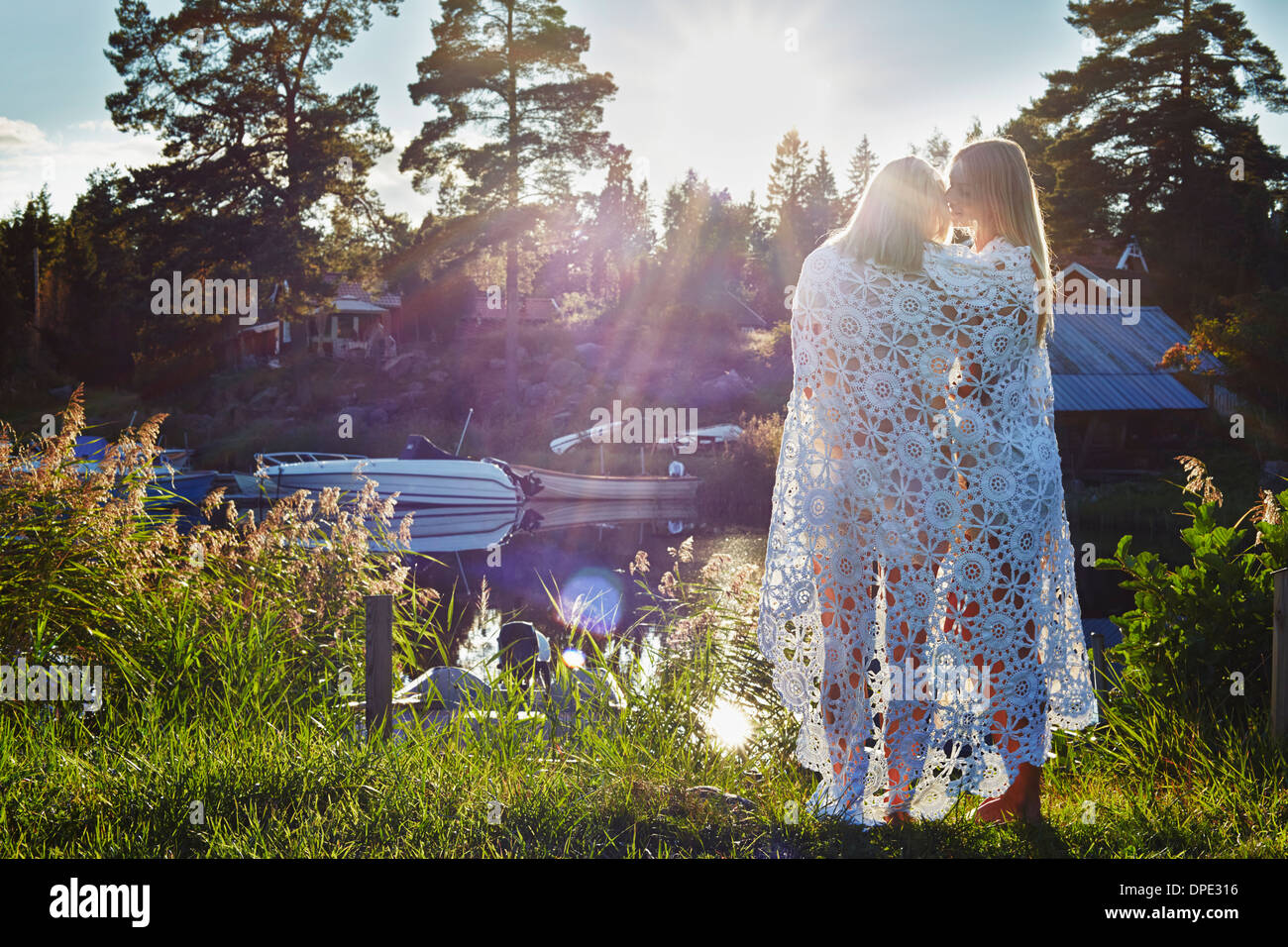 Dos hembras adultas jóvenes amigos envueltos en Manta, Gavle, Suecia Foto de stock