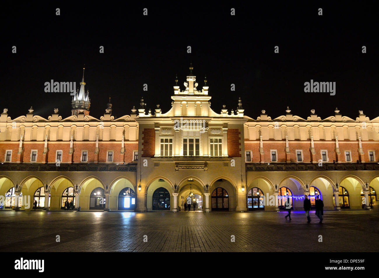Cracovia, Polonia, Sukiennice marketplace vista nocturna. Foto de stock