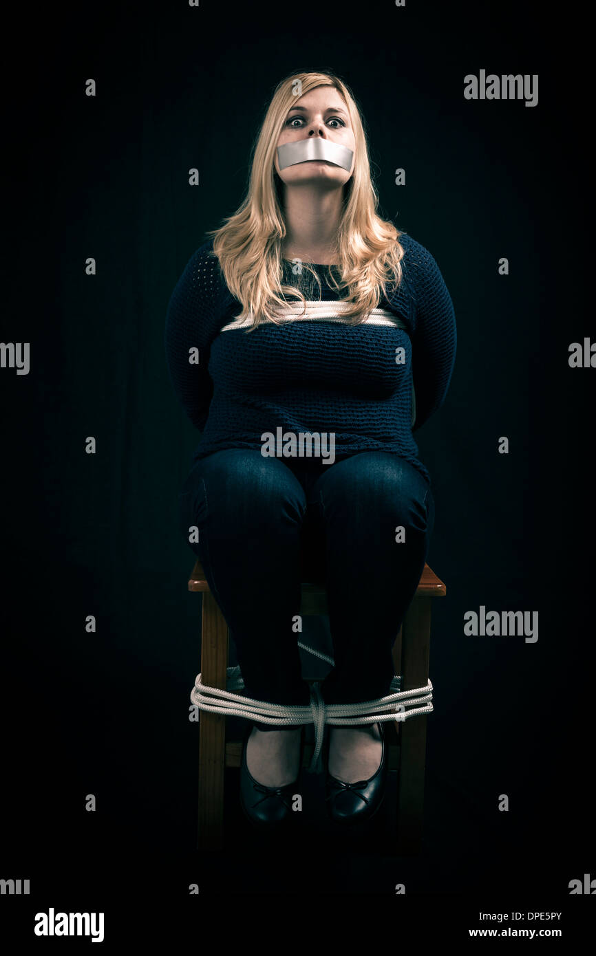 Mujer secuestró atada fotografías e imágenes de alta resolución - Alamy