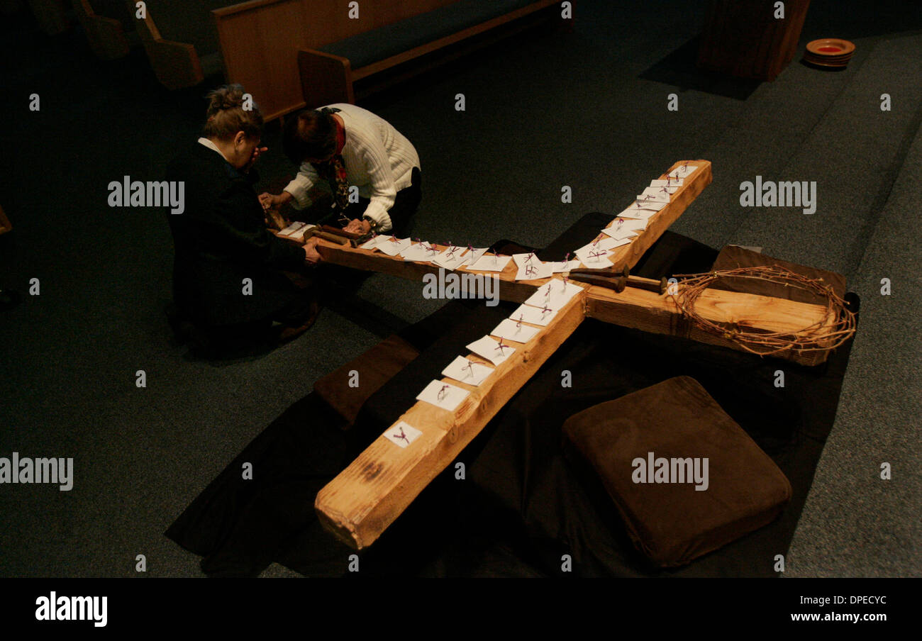 Publicada 15/04/2006, B-1) El 14 de abril de 2006, en San Diego,  California, EE.UU. el viernes. LOLITA MANUEL, izquierda, y Zoila SILVA,  derecha, rezar después de ''clavar su dolor a la cruz''